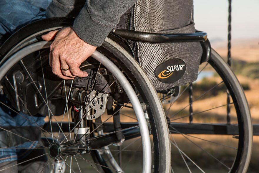 L’équithérapie : c’est quoi ? Une thérapie grâce au cheval adaptée aussi pour les handicaps physiques comme le fauteuil roulant